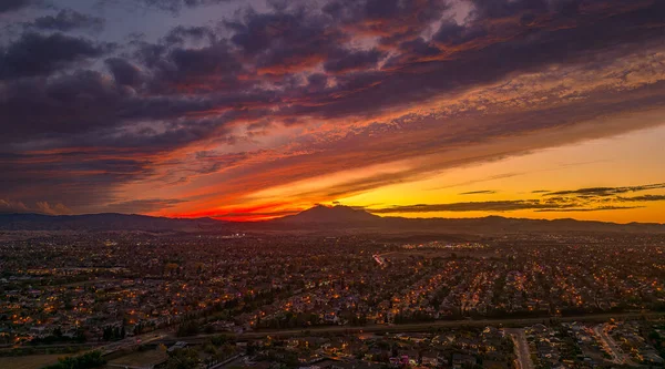 Feuriger Sonnenuntergang Über Einem Viertel Kalifornien Mit Einem Violetten Orangen — Stockfoto
