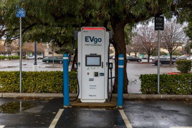 Brentwood, CA USA 05 Ocak 2023: Kaliforniya 'da bir alışveriş merkezinde, otoparkta arabalarla birlikte Harbor Taşımacılık