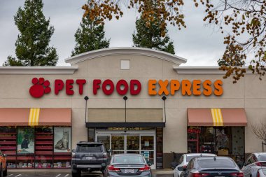 Brentwood, CA USA 05 Ocak 2023: Kaliforniya 'daki bir alışveriş merkezinde Evcil Gıda Ekspres hayvan perakende mağazası
