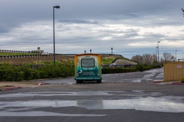 Brentwood, CA USA 05 Ocak 2023: California 'da evsiz bir kampın yanına park etmiş evsiz bir araba.