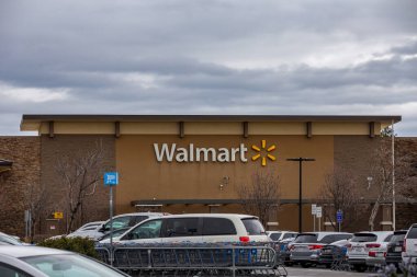 Brentwood, CA USA 05 Ocak 2023: Kaliforniya 'daki bir banliyö alışveriş merkezinde bir Walmart 