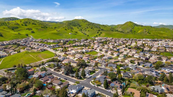 Fotografie Dronů Nad Městem Antioch Kalifornie Krásného Modrého Dne Zelenými — Stock fotografie
