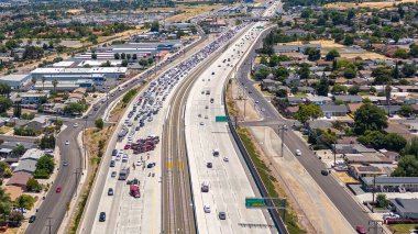 Antakya, California 'da 4 numaralı otoyolda çekilmiş bir hava aracı fotoğrafı. İtfaiye araçları, polis arabaları ve kilometrelerce uzakta trafiği tıkalı bir ambulans. Antakya, Kaliforniya, ABD - 28 Haziran 2023
