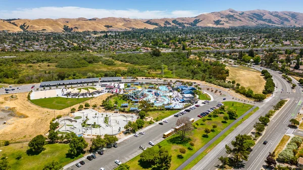 2023年7月30日 美国加利福尼亚州佛蒙特州佛蒙特州的Aqua Adventure Waterpark空中图片 图库照片