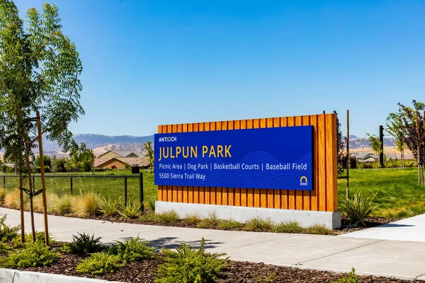 2023年8月8日 美国加利福尼亚州安条克 加利福尼亚州安条克市Julpun公园前的一个标志 图库图片