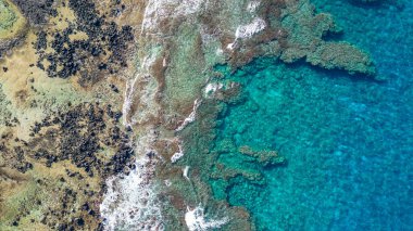 Hawaii 'nin mavi sularının ve Büyük Ada' daki mercan resiflerinin yukarıdan aşağıya havadan çekilmiş bir fotoğrafı. Güzel mavi renkler ve toprak dokusuyla