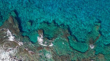 Hawaii 'nin mavi sularının ve Büyük Ada' daki mercan resiflerinin yukarıdan aşağıya havadan çekilmiş bir fotoğrafı. Güzel mavi renkler ve toprak dokusuyla
