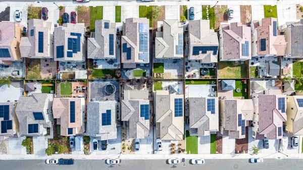 一排排有太阳能电池板的住宅的自上而下的视图 免版税图库图片