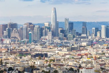 San Francisco, Kaliforniya, 10 Nisan 2020: İş yerleri, konutlar ve gökdelenler ile Covid Salgını sırasında San Francisco Skyline şehri 