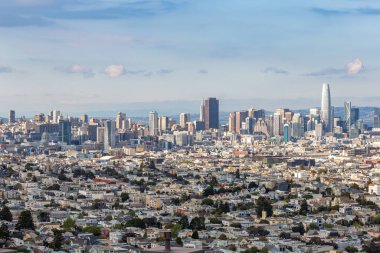 San Francisco, Kaliforniya, 10 Nisan 2020: İş yerleri, konutlar ve gökdelenler ile Covid Salgını sırasında San Francisco Skyline şehri 