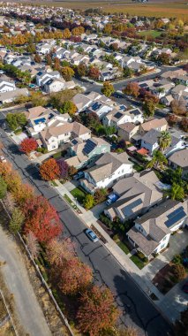 Kaliforniya 'daki yerleşim yerleri üzerinde dikey drone görüntüleri. Sokaklar, arabalar ve güneş panelleri