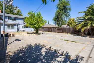 Fairfield, Kaliforniya ABD 3 Temmuz 2024: çok büyük bir arka bahçe ve Fairfield, California 'da iki katlı bir ev. Sanal sahneleme ve görüntü manipülasyonu için harika