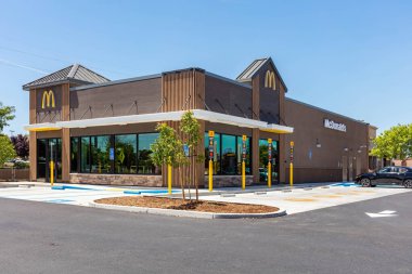 Oakley, California 30 Mayıs 2024: Oakley, Kaliforniya 'da yepyeni bir McDonald' s Restoranı