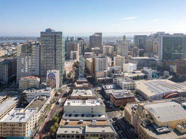 İnsansız hava aracı fotoğrafları Oakland California şehir merkezinde güneşli bir Ağustos gününde.