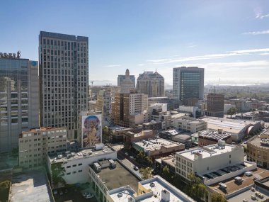 İnsansız hava aracı fotoğrafları Oakland California şehir merkezinde güneşli bir Ağustos gününde.