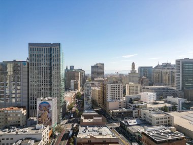 İnsansız hava aracı fotoğrafları Oakland California şehir merkezinde güneşli bir Ağustos gününde.