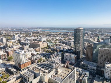 İnsansız hava aracı fotoğrafları Oakland California şehir merkezinde güneşli bir Ağustos gününde.
