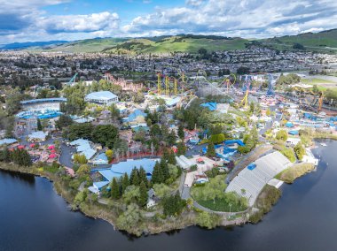 Vallejo, Kaliforniya ABD, 7 Mart 2025: Vallejo, Kaliforniya 'daki Six Flags Discovery Kingdom' ın havadan görünüşü, heyecan verici lunapark trenleri, eğlence merkezleri ve park manzaraları. 