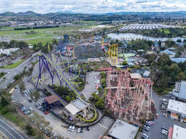 Vallejo, Kaliforniya ABD, 7 Mart 2025: Vallejo, Kaliforniya 'daki Six Flags Discovery Kingdom' ın havadan görünüşü, heyecan verici lunapark trenleri, eğlence merkezleri ve park manzaraları. 