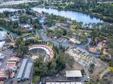 Vallejo, Kaliforniya ABD, 7 Mart 2025: Vallejo, Kaliforniya 'daki Six Flags Discovery Kingdom' ın havadan görünüşü, heyecan verici lunapark trenleri, eğlence merkezleri ve park manzaraları. 