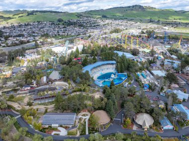 Vallejo, Kaliforniya ABD, 7 Mart 2025: Vallejo, Kaliforniya 'daki Six Flags Discovery Kingdom' ın havadan görünüşü, heyecan verici lunapark trenleri, eğlence merkezleri ve park manzaraları. 
