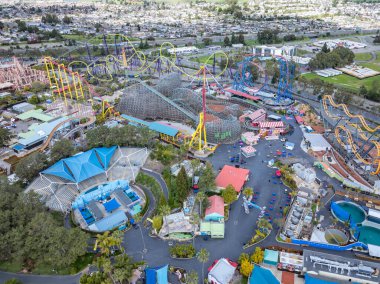 Vallejo, Kaliforniya ABD, 7 Mart 2025: Vallejo, Kaliforniya 'daki Six Flags Discovery Kingdom' ın havadan görünüşü, heyecan verici lunapark trenleri, eğlence merkezleri ve park manzaraları. 
