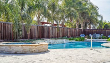 Su özellikleri ve özel tuğlaları olan güzel mavi bir havuz.