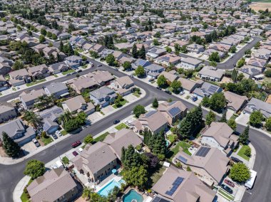 Stockton, California 'daki bir yerleşim alanının havadan aşağı görüntüsü, yakınlardaki banliyö mahalleleriyle birlikte boş arsalar ve kısmen tamamlanmış altyapıları gösteriyor..