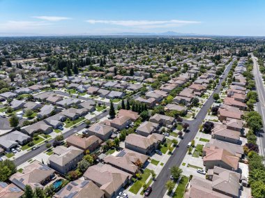 Stockton, California 'daki bir yerleşim alanının havadan aşağı görüntüsü, yakınlardaki banliyö mahalleleriyle birlikte boş arsalar ve kısmen tamamlanmış altyapıları gösteriyor..