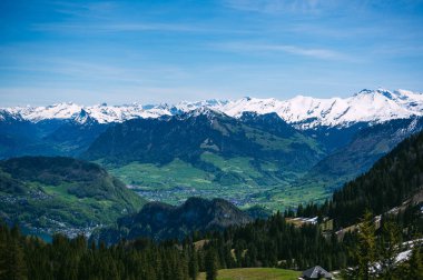 İsviçre 'deki Pilatus Dağı' ndan büyüleyici bir manzara. Karla kaplı dağlar, görkemli bir göl ve yemyeşil vadiler. Gezginler ve doğa severler için büyük bir cazibe..