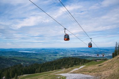 Bir Pilatus teleferiği İsviçre kırsalının üzerinde süzülerek yemyeşil ormanları ve aşağıda manzaralı bir vadiyi gözler önüne seriyor. Alp macerası 07 Mayıs 2020 Kriens, İsviçre.