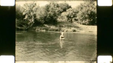 16mm film. SSCB, Belarus, 1970 'ler. İnsanlar Sozh kıyısında yüzer ve dinlenir.. 