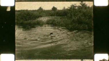 16mm film. SSCB, Belarus, 1970 'ler. İnsanlar Sozh kıyısında yüzer ve dinlenir.. 