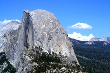 Yarı Kubbe, Yosemite Ulusal Parkı 'nın simgesel granit taşı, görkemli bir şekilde yükseliyor..