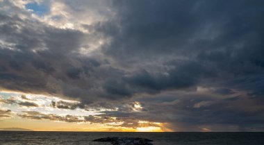 Akdeniz 'de günbatımında Marina di Cacina' nın önünde açık bulutlarla bir sonbahar akşamı