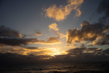 Akdeniz 'de günbatımında Marina di Cacina' nın önünde açık bulutlarla bir sonbahar akşamı