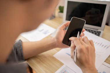 Yakın Çekim Akıllı Telefon Ekranı: Modern İletişim Teknolojisi, Telefon ekranına dokunun, Dijital Bağlantı için Mobil Aygıt, İnternet Yok.