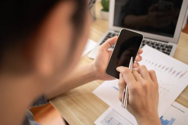 Yakın Çekim Akıllı Telefon Ekranı: Modern İletişim Teknolojisi, Telefon ekranına dokunun, Dijital Bağlantı için Mobil Aygıt, İnternet Yok.