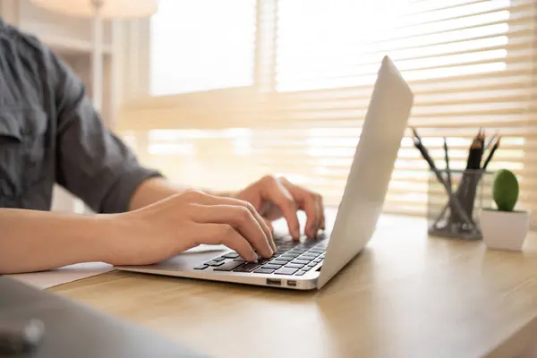 Laptop Klavyesine Parmak Basan, Laptop Klavyesine Yazan, Ofis Videosu, Teknoloji ve İş İletişimi 'nde Laptop Klavyesine Yazan Yakın Çekim Videosu.