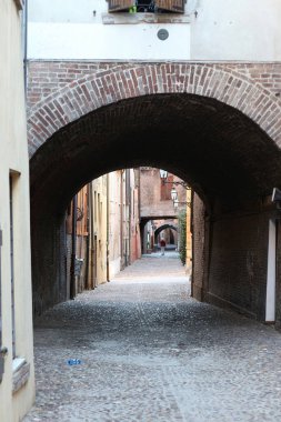 Ferrara 'daki Capo delle Volte yolu ortaçağ kökenli bir sokaktır..