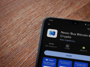 Lod, Israel - 16 Temmuz 2023: Nexo app oyun mağazası sayfası ahşap zemin üzerinde akıllı telefon. Üst görünüm düzlüğü kopyalama alanı ile yatıyordu.