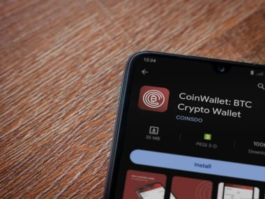 Lod, Israel - 16 Temmuz 2023: CoinWallet uygulama mağaza sayfası ahşap arka planda akıllı telefon. Üst görünüm düzlüğü kopyalama alanı ile yatıyordu.