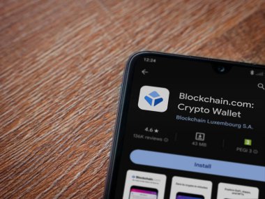 Lod, Israel - 16 Temmuz 2023: Blockchain.com uygulama oyun mağazası sayfası ahşap zemin üzerinde akıllı telefon. Üst görünüm düzlüğü kopyalama alanı ile yatıyordu.