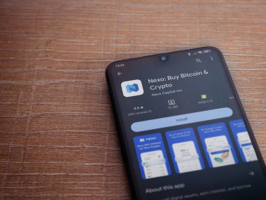 Lod, Israel - 16 Temmuz 2023: Nexo app oyun mağazası sayfası ahşap zemin üzerinde akıllı telefon. Üst görünüm düzlüğü kopyalama alanı ile yatıyordu.