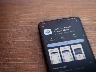 Lod, Israel - 16 Temmuz 2023: Blockchain.com uygulama oyun mağazası sayfası ahşap zemin üzerinde akıllı telefon. Üst görünüm düzlüğü kopyalama alanı ile yatıyordu.