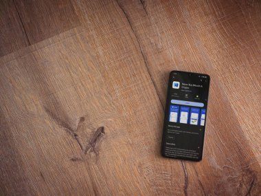Lod, Israel - 16 Temmuz 2023: Nexo app oyun mağazası sayfası ahşap zemin üzerinde akıllı telefon. Üst görünüm düzlüğü kopyalama alanı ile yatıyordu.