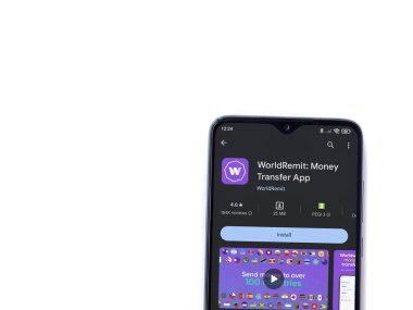 Lod, Israel - 16 Temmuz 2023: WorldRemit uygulama oyun mağazası sayfası beyaz arka planda akıllı telefon. Üst görünüm düzlüğü kopyalama alanı ile yatıyordu.