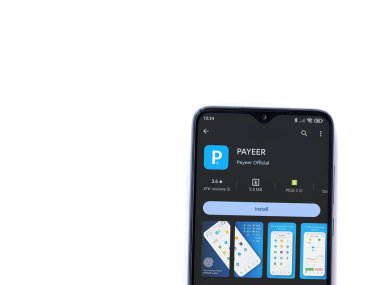 Lod, Israel - 16 Temmuz 2023: PaYEER uygulama oyun mağazası sayfası beyaz arka planda akıllı telefon. Üst görünüm düzlüğü kopyalama alanı ile yatıyordu.