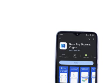 Lod, Israel - 16 Temmuz 2023: Nexo app oyun mağazası sayfası beyaz arka planda akıllı telefon. Üst görünüm düzlüğü kopyalama alanı ile yatıyordu.