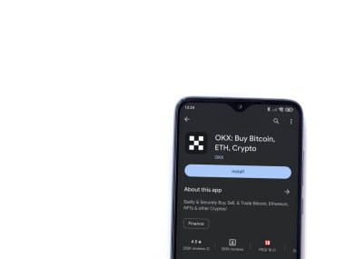 Lod, Israel - 16 Temmuz 2023: OKX uygulama oyun mağazası sayfası beyaz arka planda akıllı telefon. Üst görünüm düzlüğü kopyalama alanı ile yatıyordu.